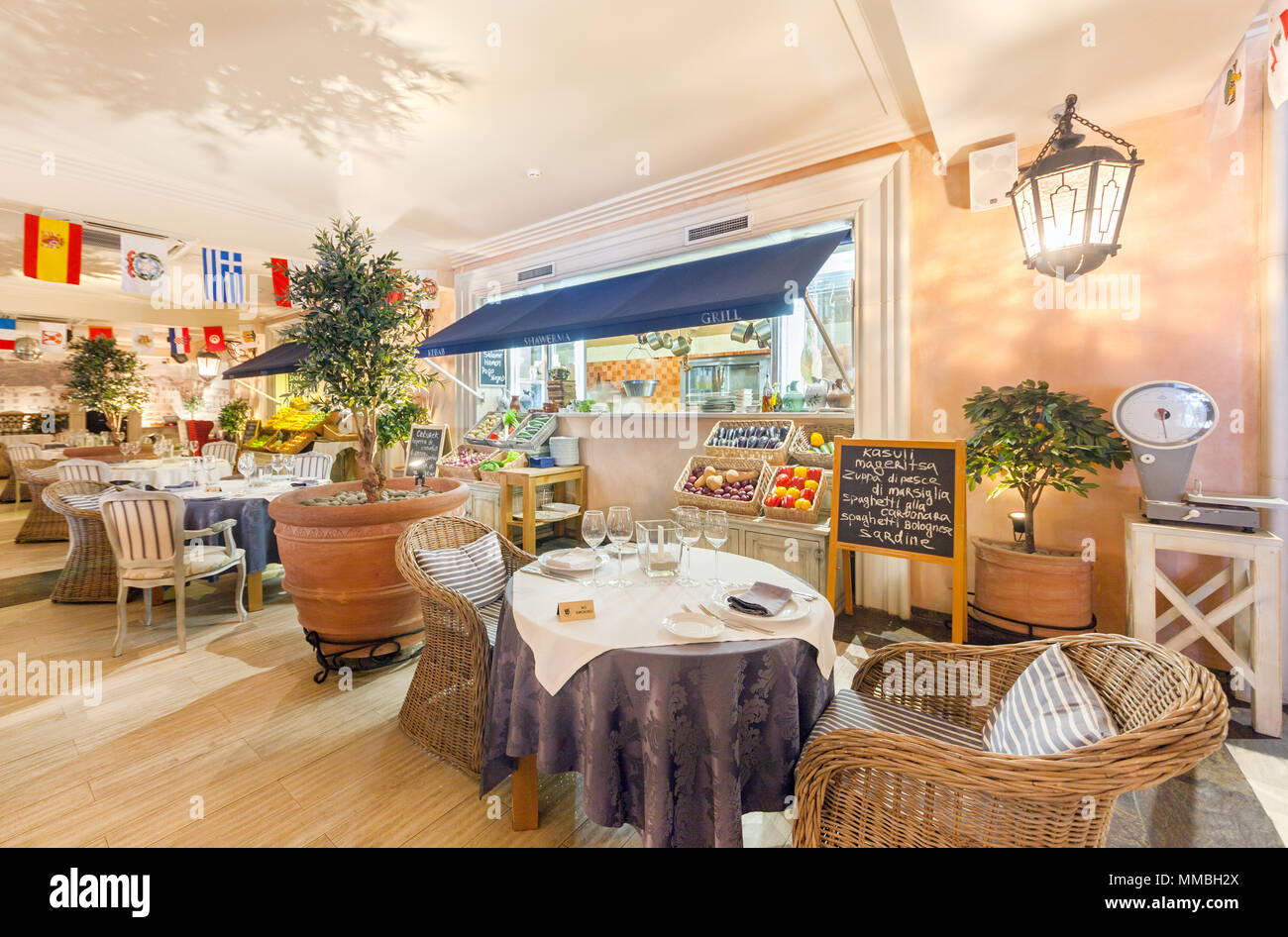 Moskau - AUGUST 2014: luxuriöse Interieur mediterrane Bar Restaurant "La Taverna". Halle wie ein Bazar mit einem Zähler und Körbe von vegetabl eingerichtet Stockfoto