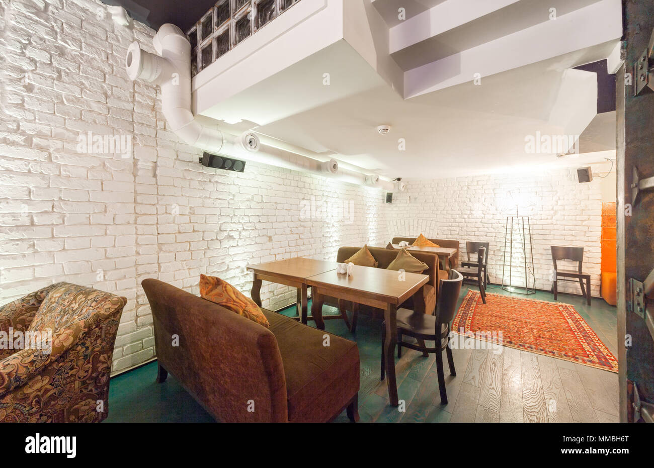 Moskau - AUGUST 2014: Das Interieur des Restaurants des Hauses Küche 'PANAEHALI' in einem Loft Stil Stockfoto