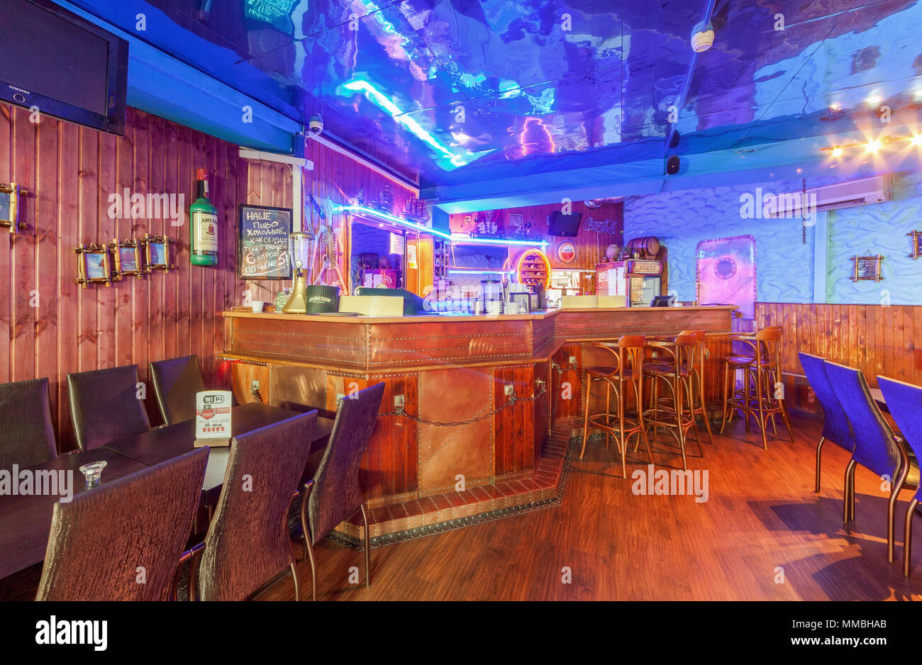 Moskau - AUGUST 2014: In der Nacht Club 'Pirat'. Bar-Zähler im Stil des Schiffes mit Neonröhren und Barhockern Stockfoto