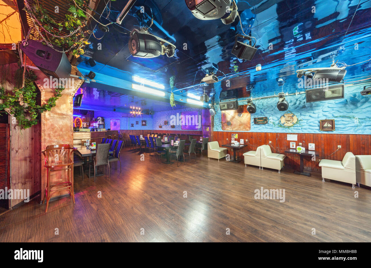 Moskau - AUGUST 2014: In der Nacht Club 'Pirat'. Tanzfläche mit Licht- und Tontechnik an der Decke Stockfoto