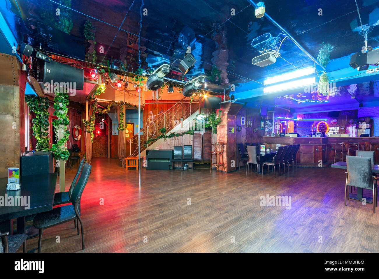 Moskau - AUGUST 2014: In der Nacht Club 'Pirat'. Tanzfläche mit Licht- und Tontechnik an der Decke Stockfoto