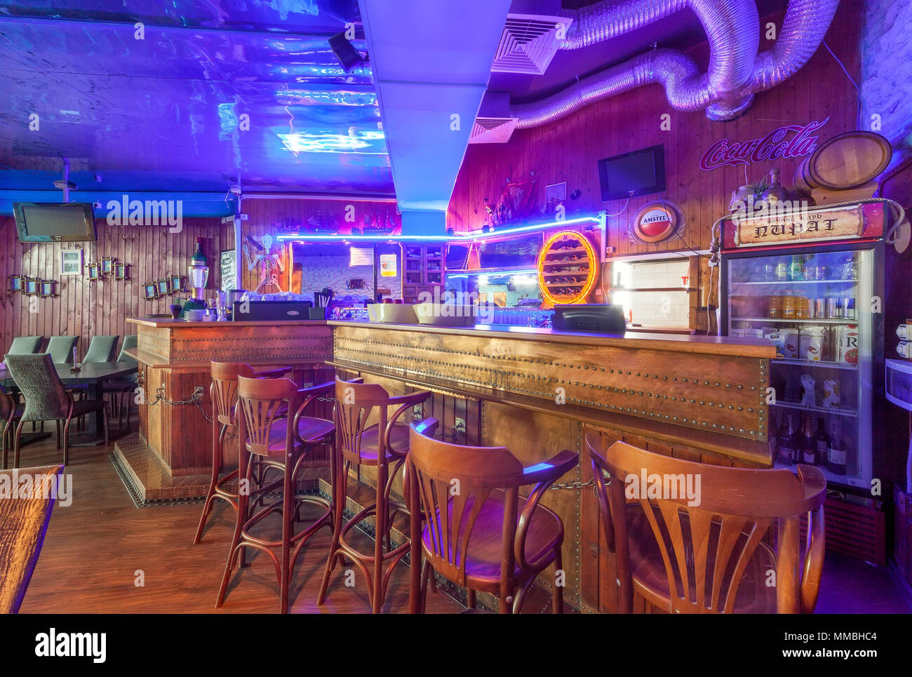 Moskau - AUGUST 2014: In der Nacht Club 'Pirat'. Bar-Zähler im Stil des Schiffes mit Neonröhren und Barhockern Stockfoto
