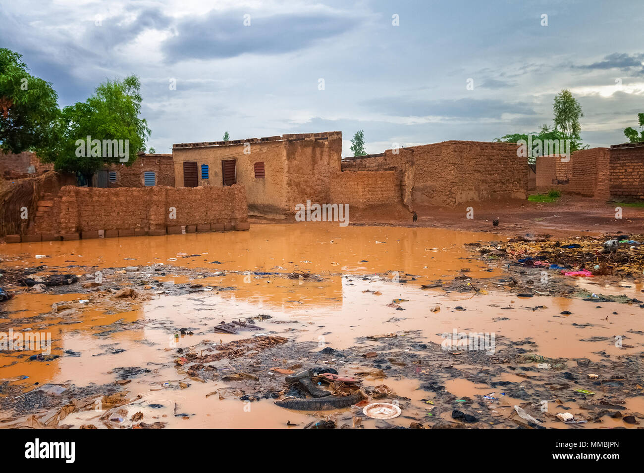 Afrikanischen Elendsviertel mit viel Müll während der Regenzeit (Juli - August), Ouagadougou, Burkina Faso, Westafrika überflutet. Stockfoto