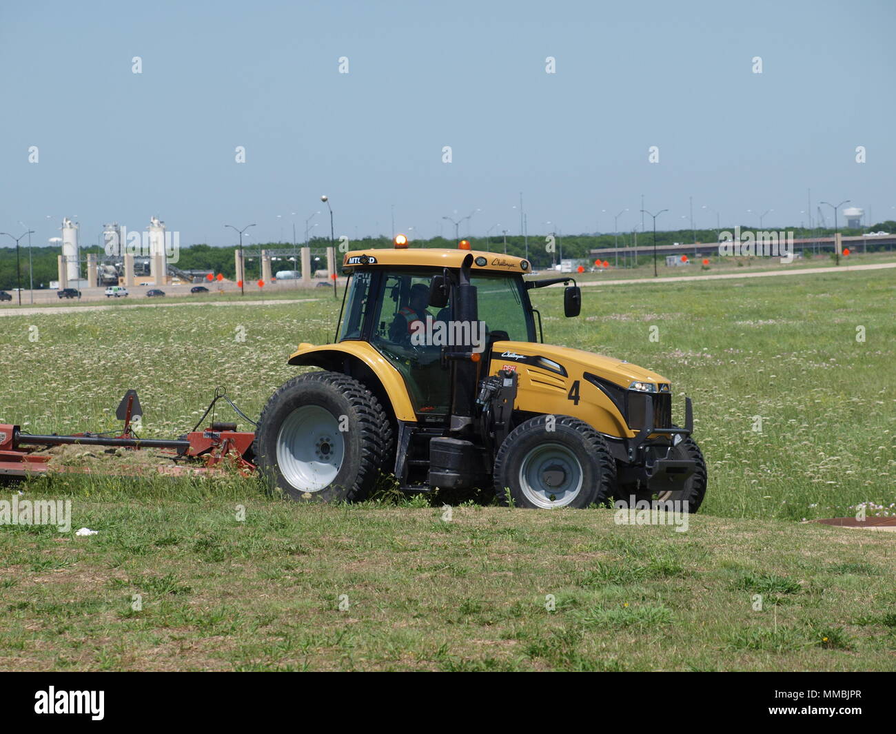 Schneiden das Gras im operativen Bereich in DFW International Stockfoto