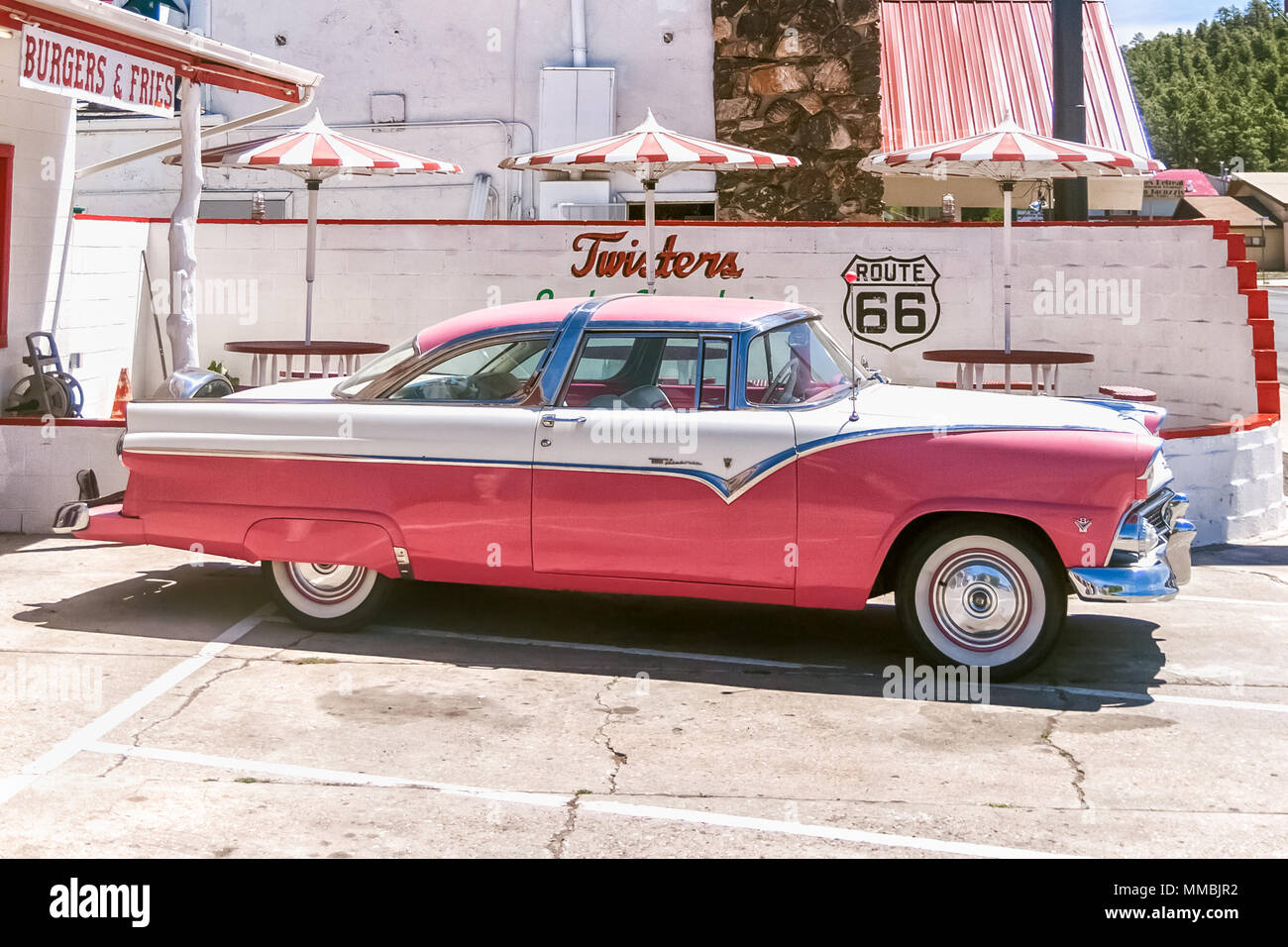 WILLIAMS, Arizona - 3. JULI 2007: Classic Pink Ford Fairlane Crown Victoria (1955) Vor parkte das Route 66 Ort und Twisters Restaurant in Willi Stockfoto