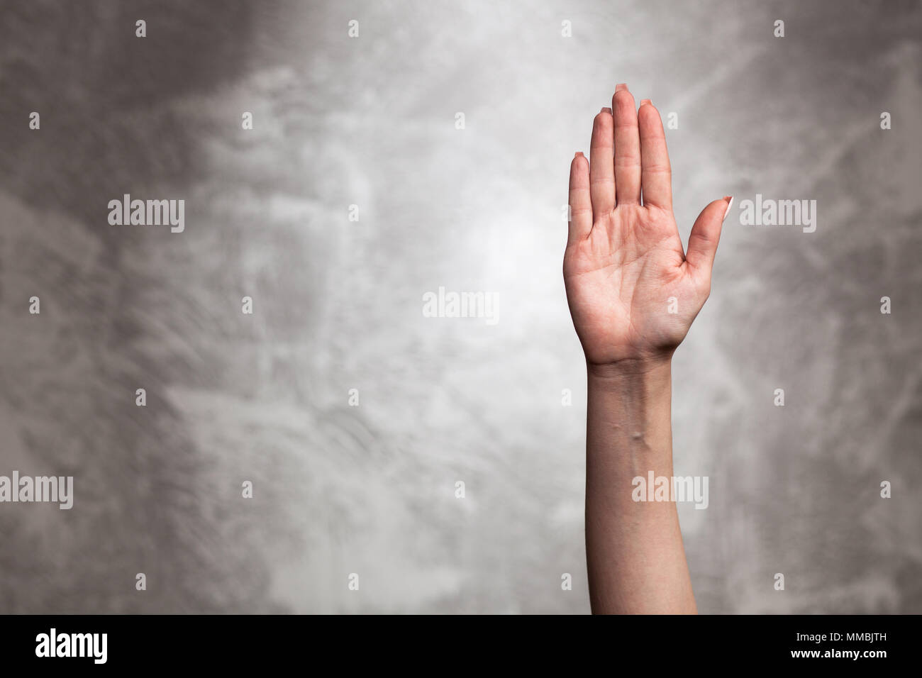 Weibliche hand auf dunklem Hintergrund Stockfoto