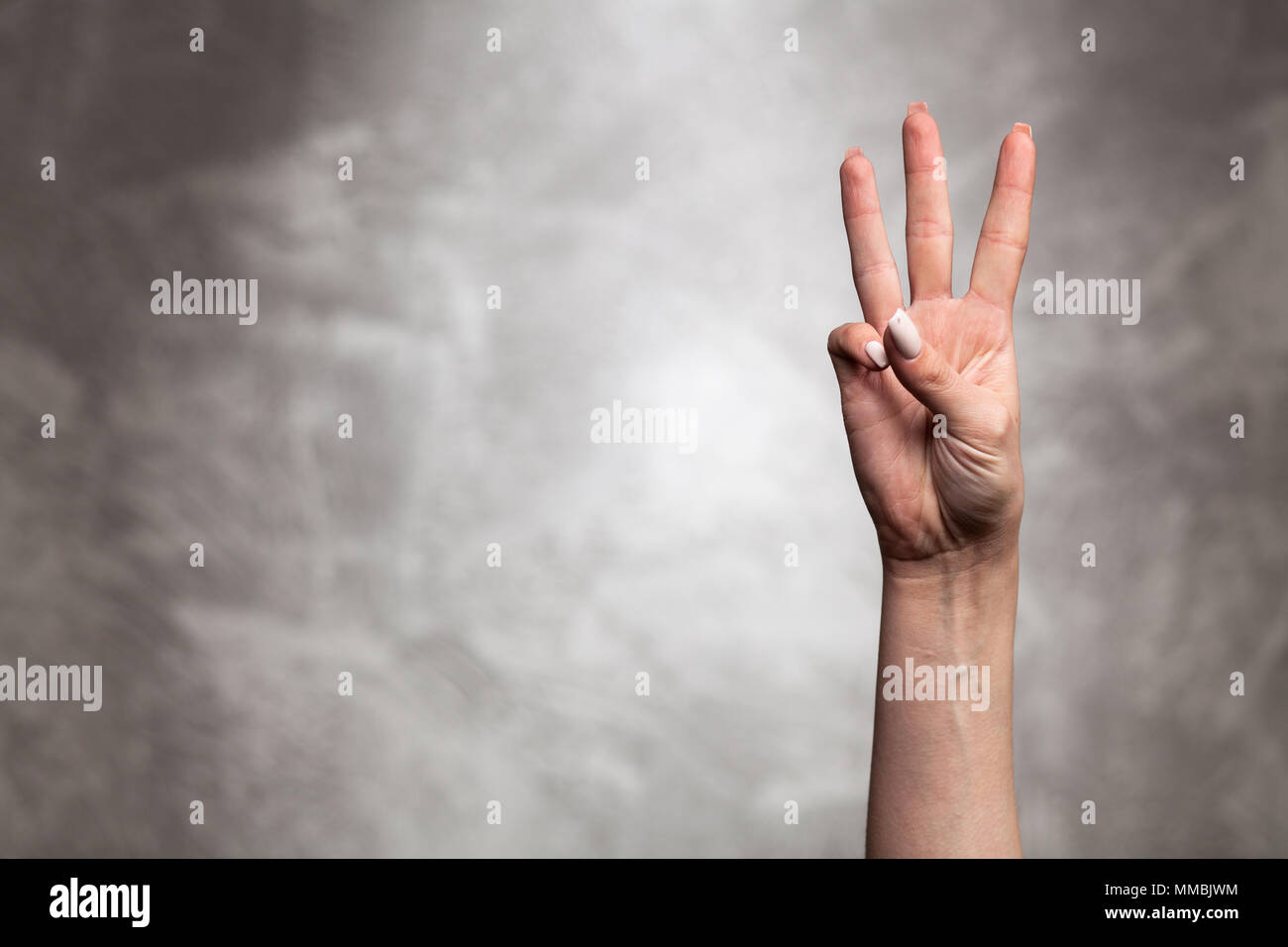 Weibliche hand auf dunklem Hintergrund Stockfoto
