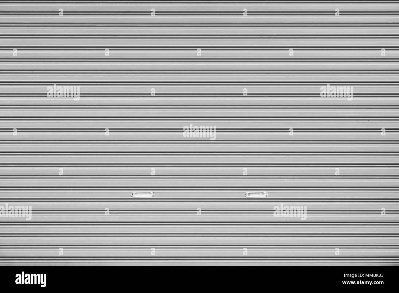 Full Frame Hintergrund eines geschlossenen Rolltor (oder Rolltore, Sektionaltore Sektionaltor, Rollen oder Walzen Garagentor) in Schwarz und Weiß Stockfoto