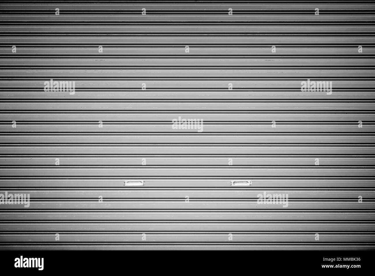 Full Frame Hintergrund eines geschlossenen Rolltor (oder Rolltore, Sektionaltore Sektionaltor, Rollen oder Walzen Garagentor) in Schwarz und Weiß. Stockfoto