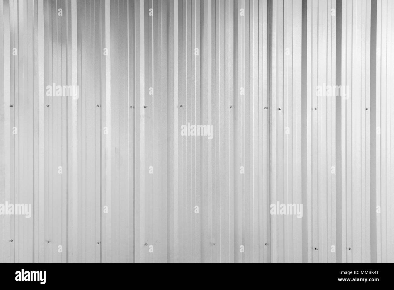 Full Frame Hintergrund der glänzenden Wellpappe aus verzinktem Metall wand Textur in Schwarz und Weiß Stockfoto
