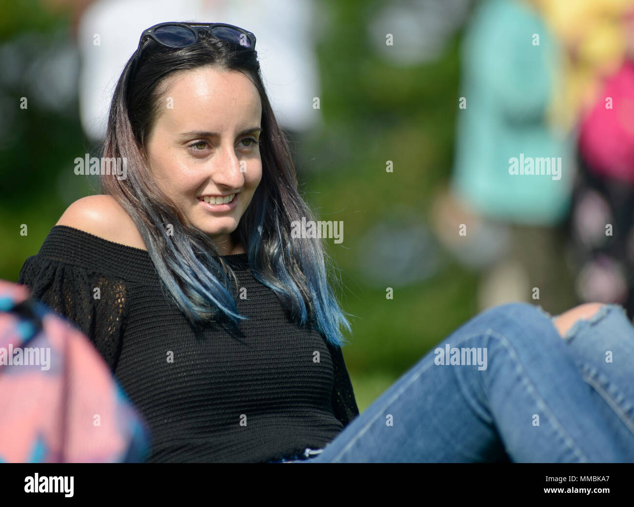 Mädchen lächelnd in Vigeland Park, Oslo Stockfoto