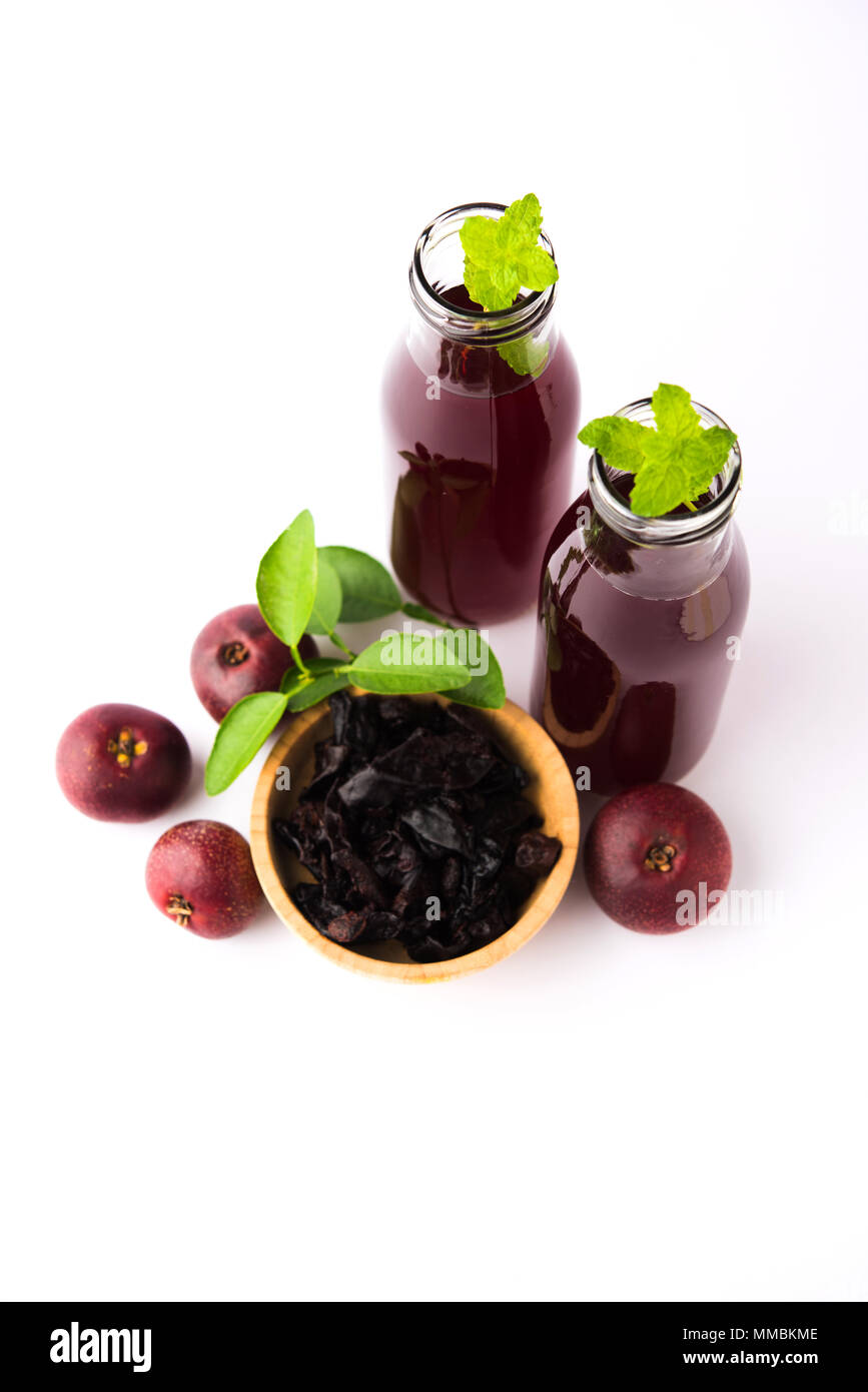 Kokum Sharbat, Saft oder Sorbet oder Sommer Kühlmittel Getränk aus Garcinia indica mit rohem Obst, in ein Glas mit minzeblatt serviert. selektive Fokus Stockfoto