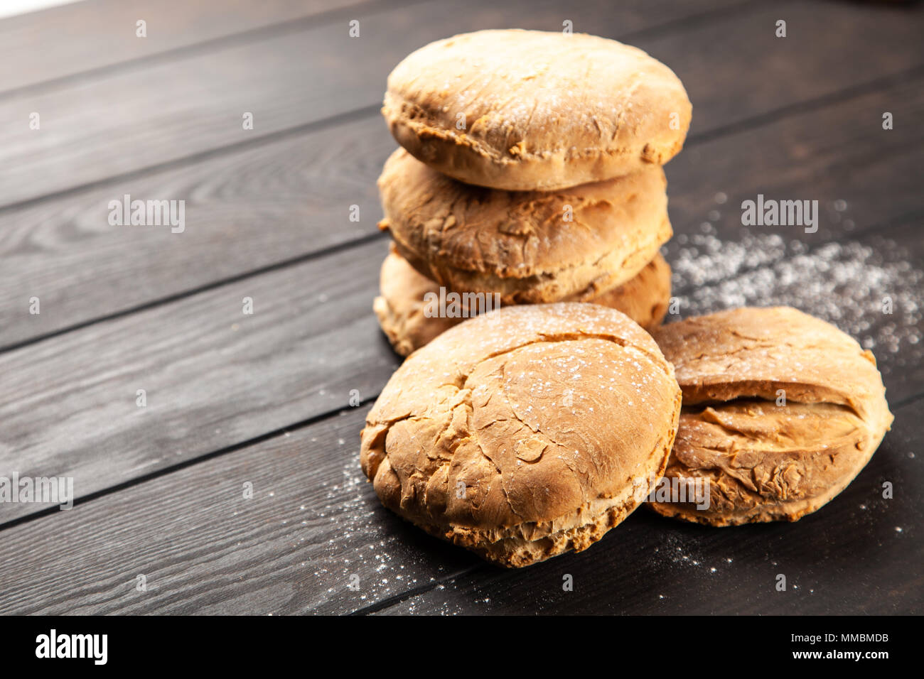 Hausgemachten Brötchen auf dunklem Hintergrund Stockfoto