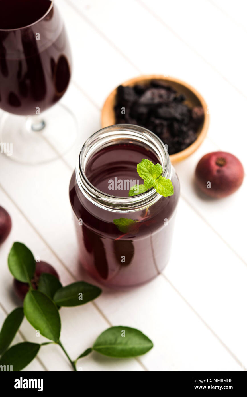 Kokum Sharbat, Saft oder Sorbet oder Sommer Kühlmittel Getränk aus Garcinia indica mit rohem Obst, in ein Glas mit minzeblatt serviert. selektive Fokus Stockfoto