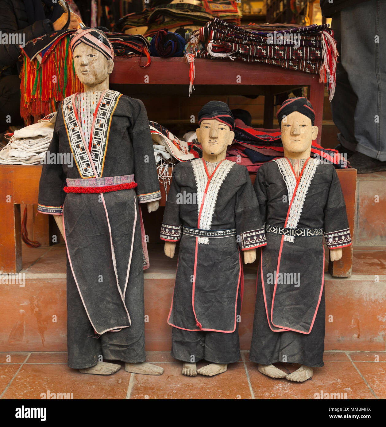 Holz gekleidete männliche Puppen, Trachten, Sapa, Vietnam Stockfoto