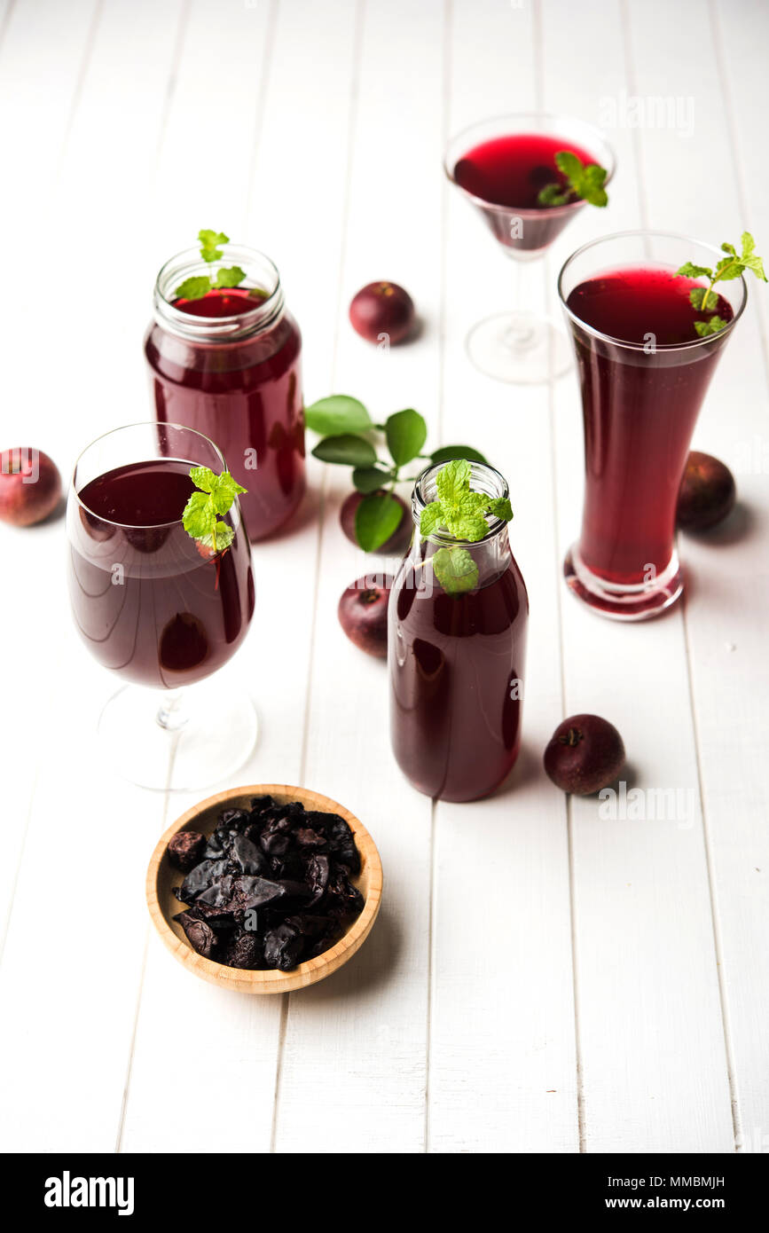 Kokum Sharbat, Saft oder Sorbet oder Sommer Kühlmittel Getränk aus Garcinia indica mit rohem Obst, in ein Glas mit minzeblatt serviert. selektive Fokus Stockfoto