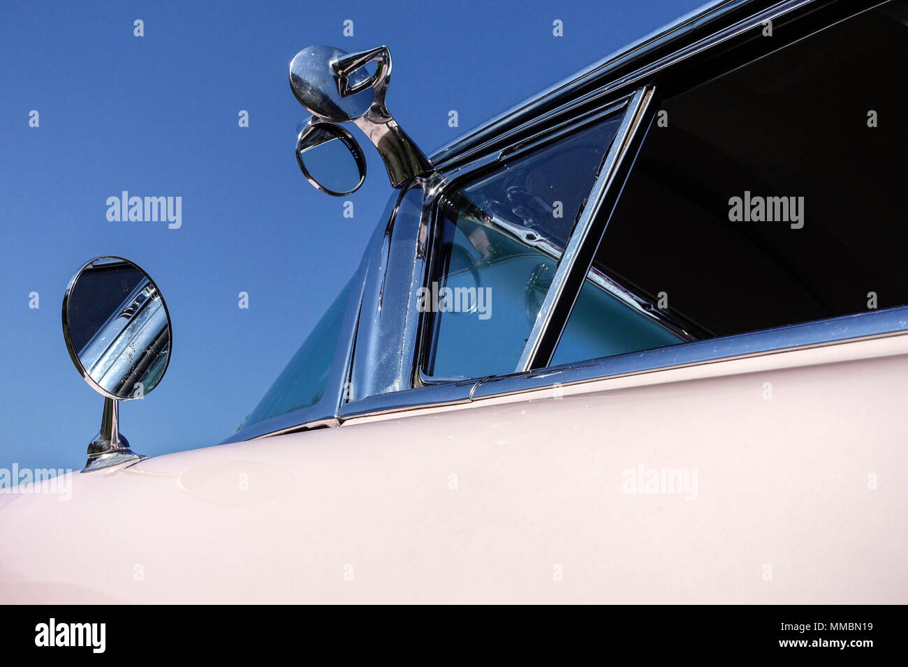 Pink Cadillac 1958 Serie 62 Cabriolet, Tschechische Republik Oldtimer, amerikanischer Klassiker, Veteran, Auto, Konstruktion, Rückspiegel Stockfoto