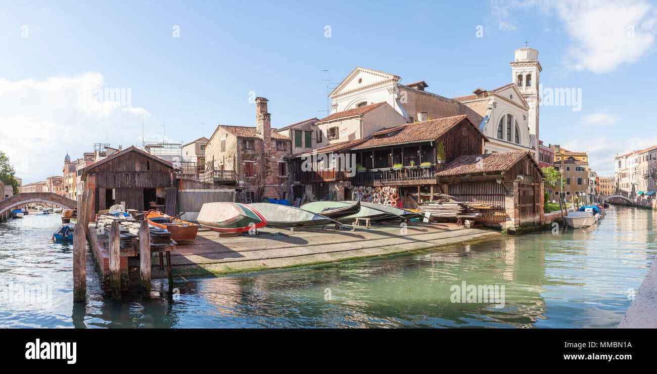 Panorama der Squero San Trovaso, Dorsoduro, einer Gondelfahrt in Venedig, Italien mit Blick auf den Rio San Trovaso mit der Kirche. Einer der wenigen Stockfoto