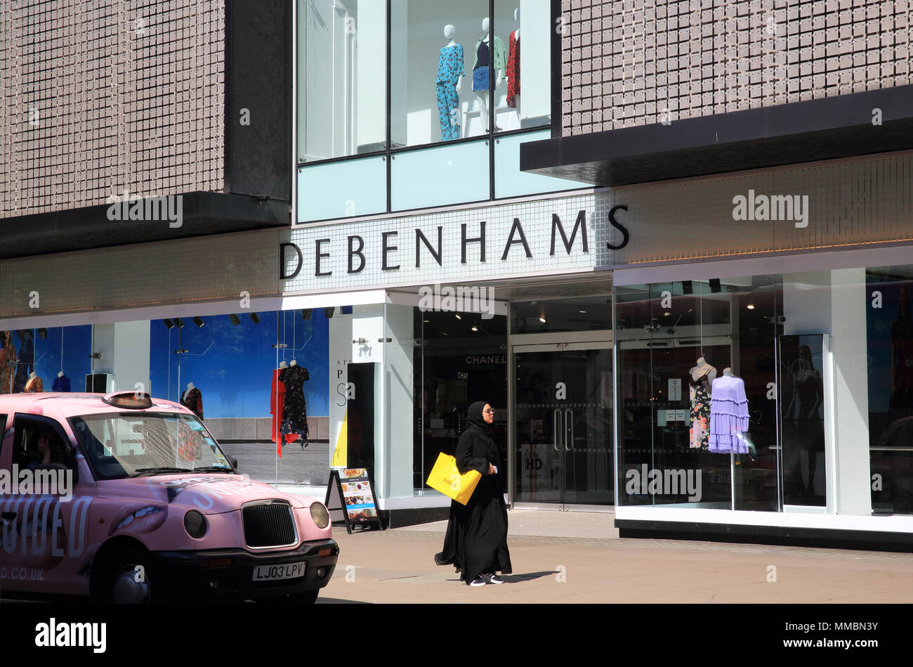 Arabische Lady in black vorbei Debenhams Department Store mit einem Selfridges Tragetasche, in der Oxford Street, im West End von London, England, Großbritannien Stockfoto