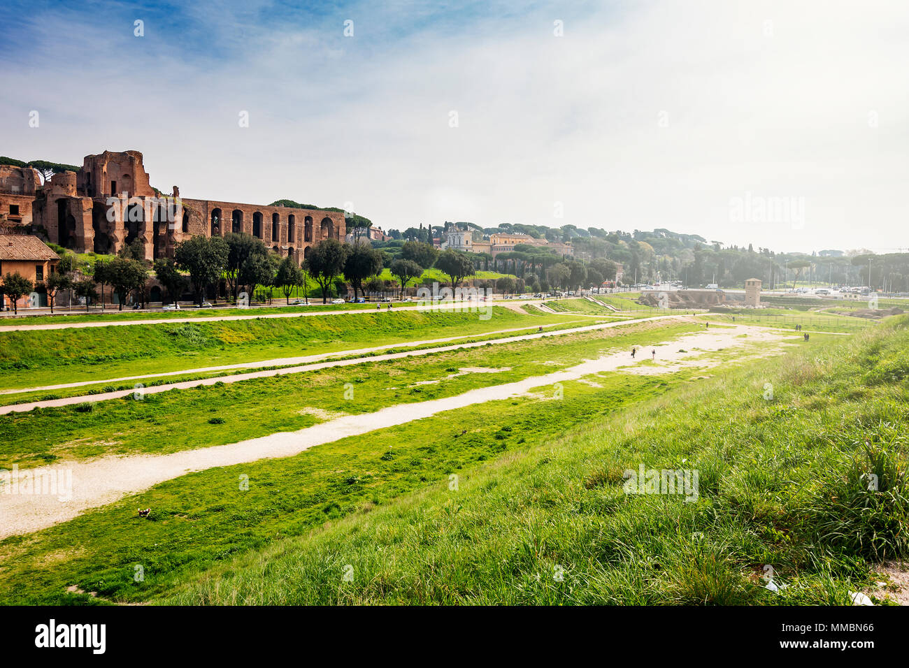 Blick auf die Reste der Circus Maximus in Rom mit den Ruinen der Domus Severiana im Hintergrund Stockfoto
