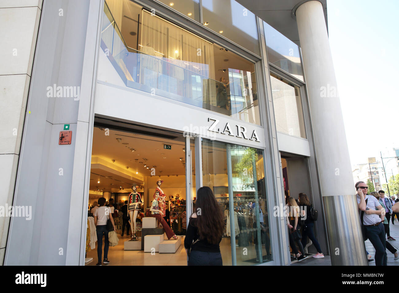 Zara Damen Mode Store auf der Oxford Street, London, UK Stockfotografie -  Alamy