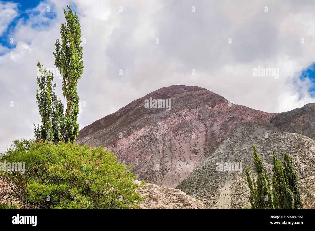 Spektakuläre Berge in der Wüste in der Nähe von Purmamarca in Argentinien Stockfoto