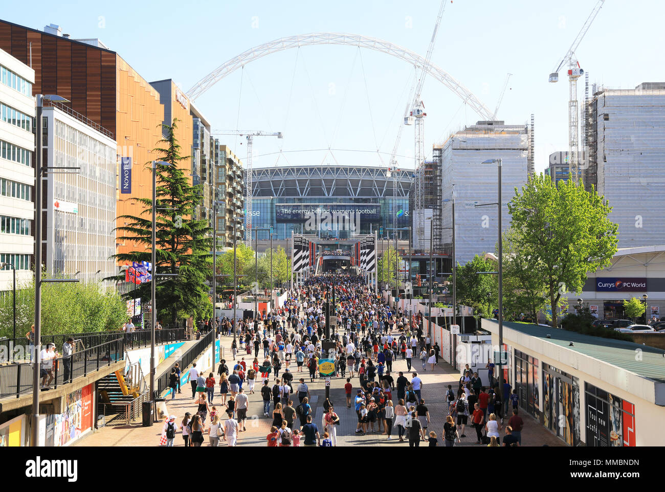 Anzeigen von Wembley Stadion, vom Olympischen Weg, der Heimat der nationalen England Football Team, im Westen von London, Großbritannien Stockfoto