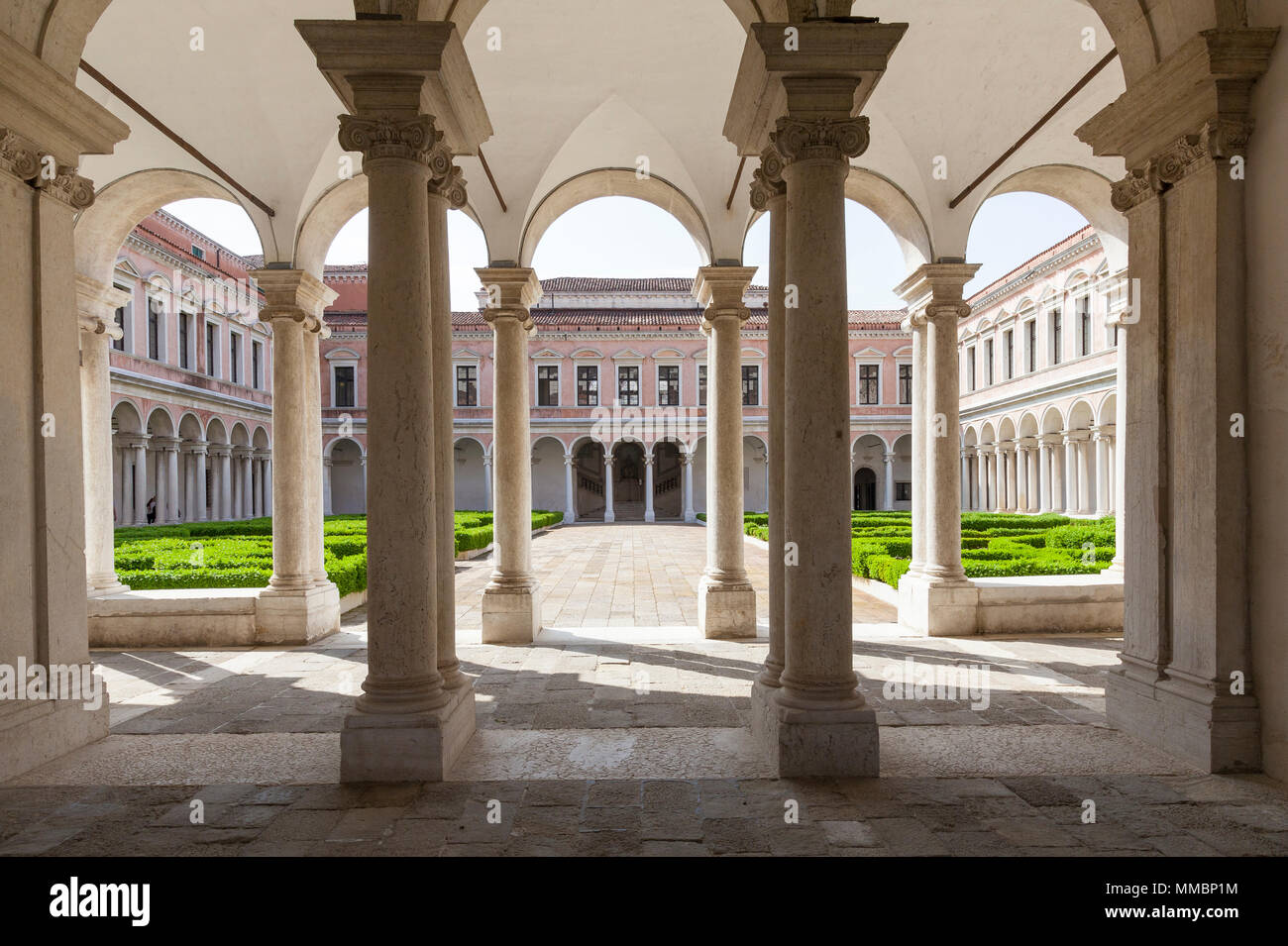 Die PALLADIANISCHE Kreuzgang im Kloster der Benediktiner jetzt Teil der Cini Stiftung, auf die Insel San Giorgio Maggiore, Venedig, Venetien, Italien Stockfoto