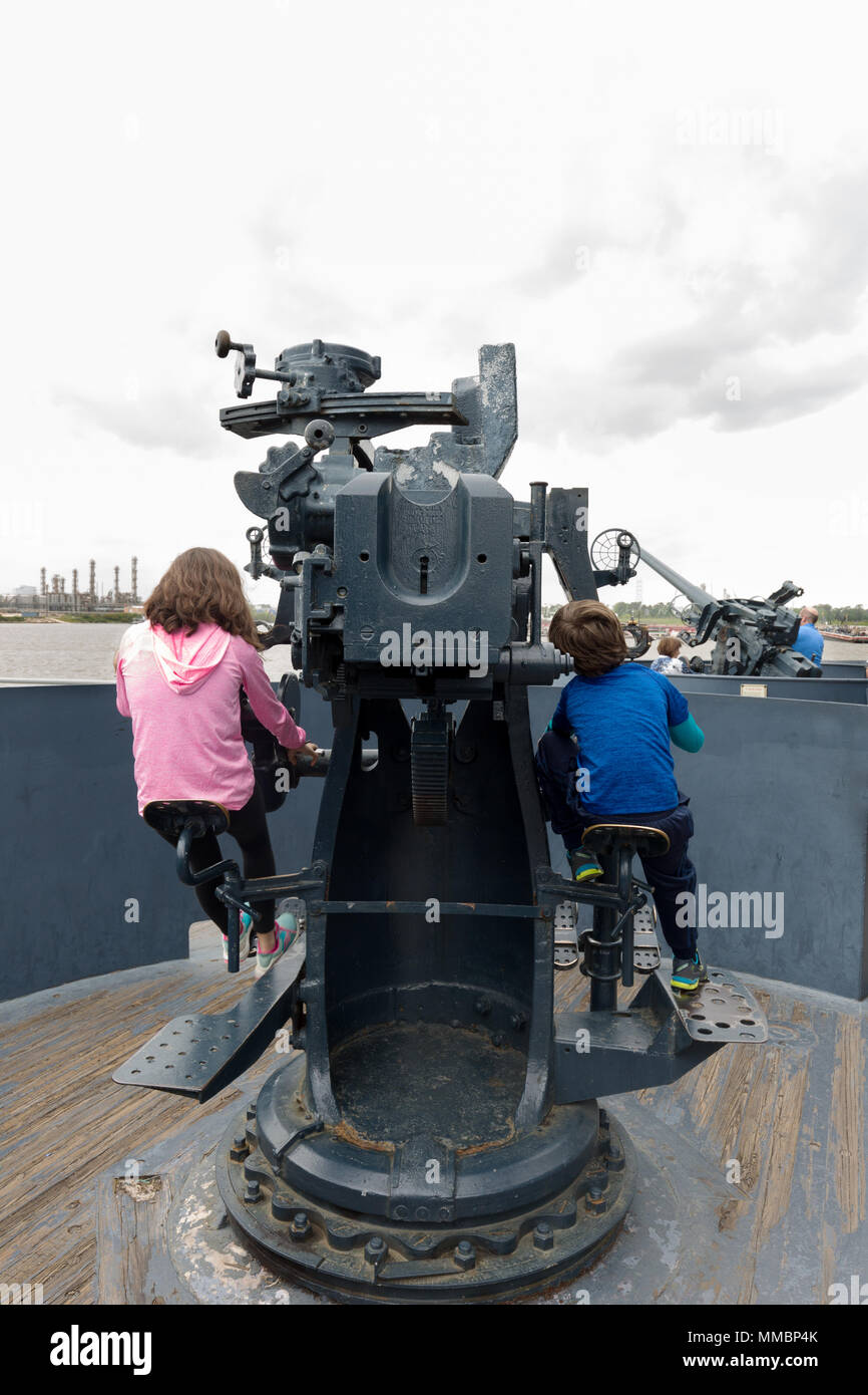Kinder spielen auf der Geschütztürme, Battleship Texas, ein erster Weltkrieg Dreadnought Kriegsschiff, Houston, Texas, USA Stockfoto
