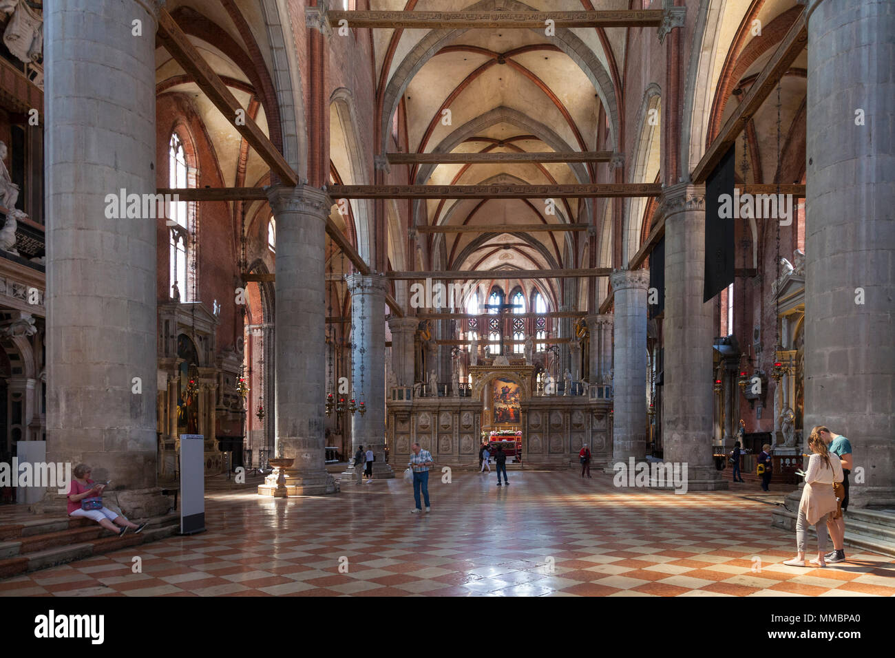 Innenraum der Basilika di Santa Maria Gloriosa dei Frari, San Polo, Venedig, Venetien, Italien mit Touristen Sightseeing. 13. Jahrhundert italienischen Gotik arachiten Stockfoto