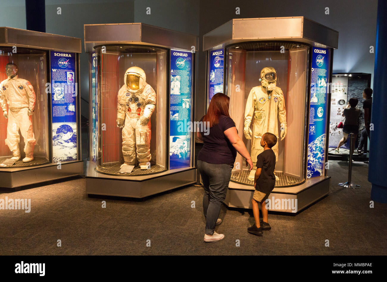 Besucher am NASA Johnson Space Center, Houston, Texas, USA - Mutter und Kind an der NASA-Astronauten spacesuits suchen Stockfoto