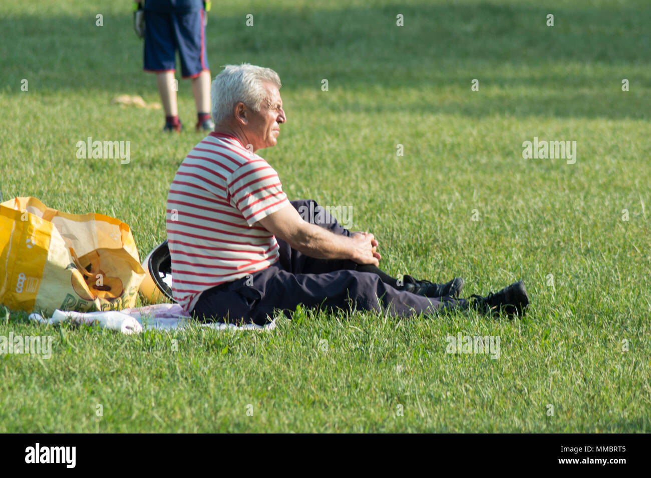 Seitenansicht eines alten pensionierter Mann in einem Park Stockfoto