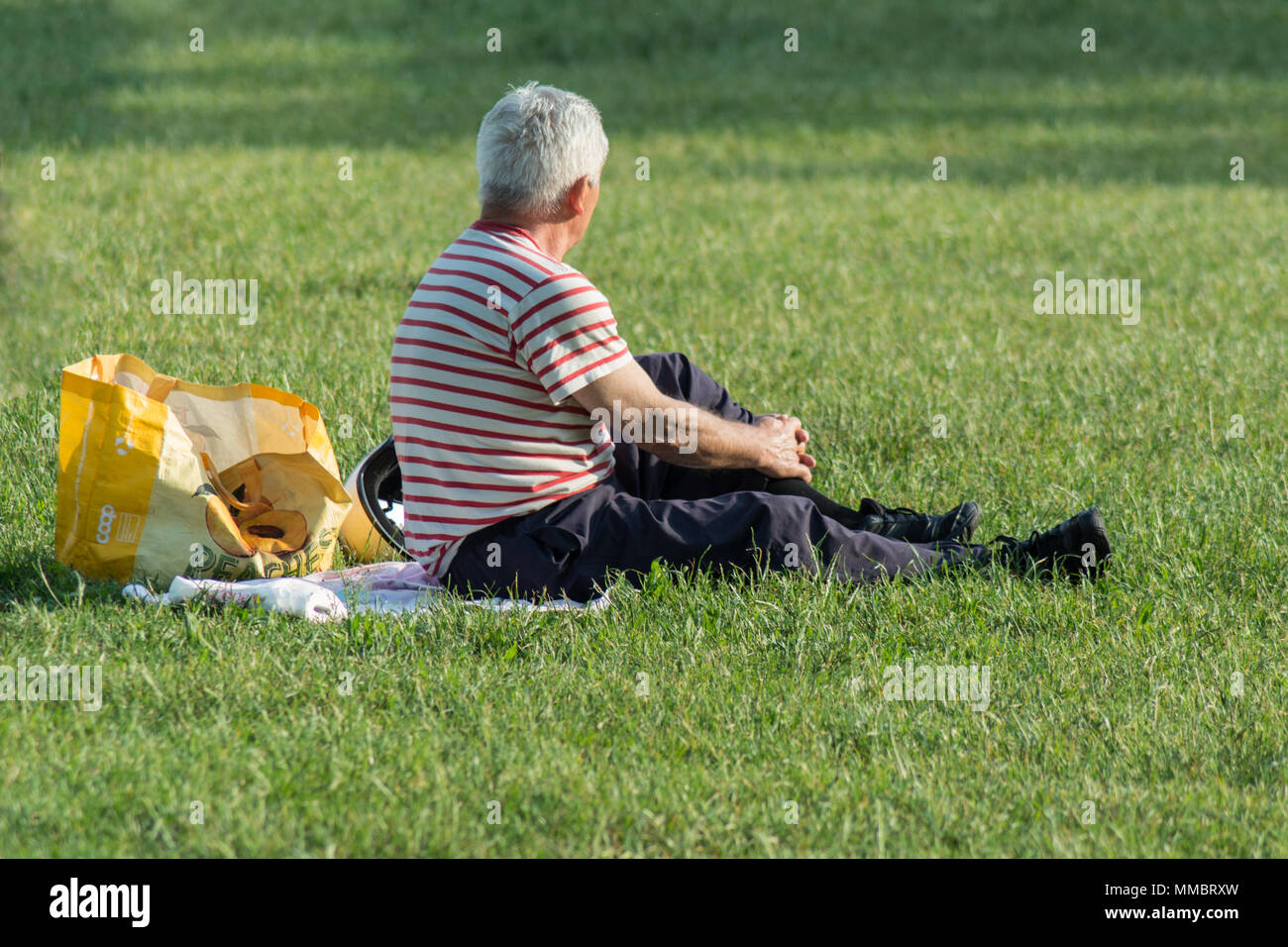 Seitenansicht eines alten pensionierter Mann in einem Park Stockfoto