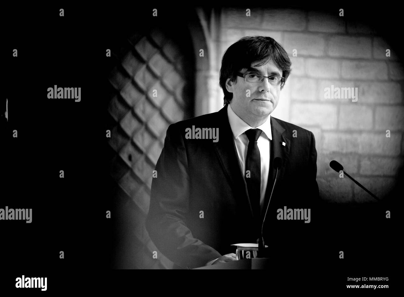 Datei BILD - Katalanisch Regional President CARLES PUIGDEMONT liefert eine institutionelle Erklärung auf dem Palau de la Generalitat de Catalunya in Barcelona. Stockfoto