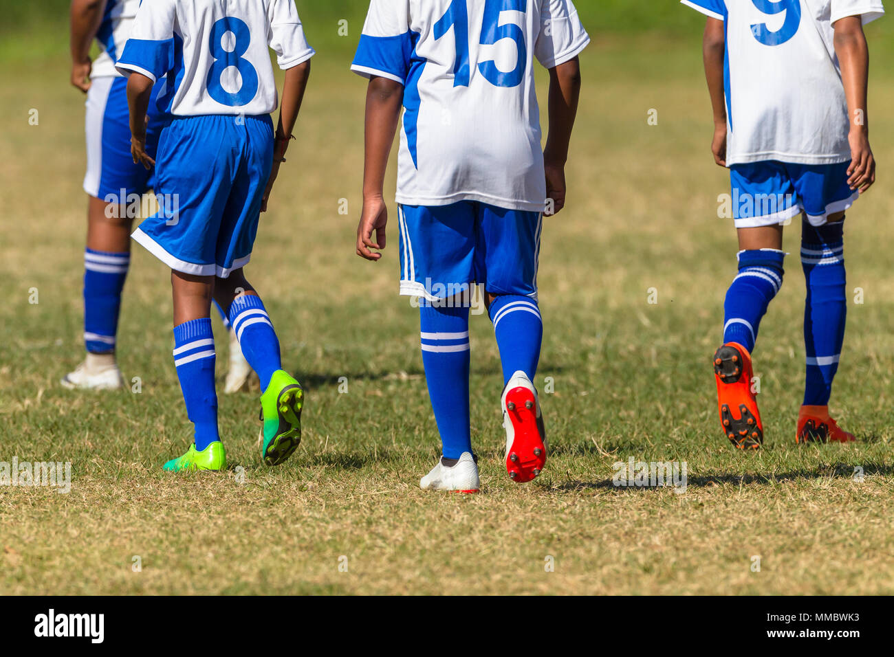 Fußball Fußball Spieler nicht identifizierten headless Teenager auf dem Spielfeld Halbzeit. Stockfoto