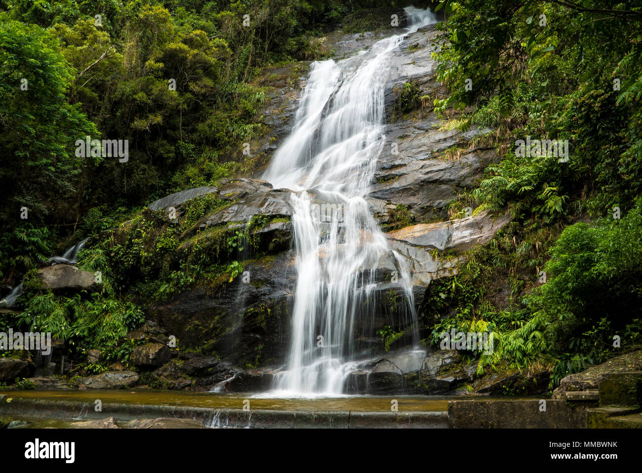 Rio De Janeiro Wasserfall in Tijuca Wald Stockfoto