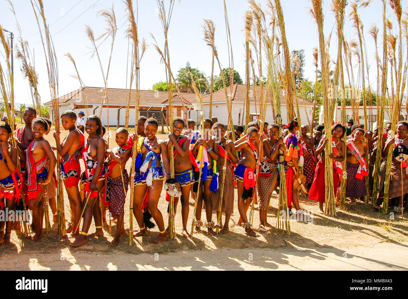 Frauen in traditionellen Kostümen am Umhlanga aka Reed Dance Zeremonie