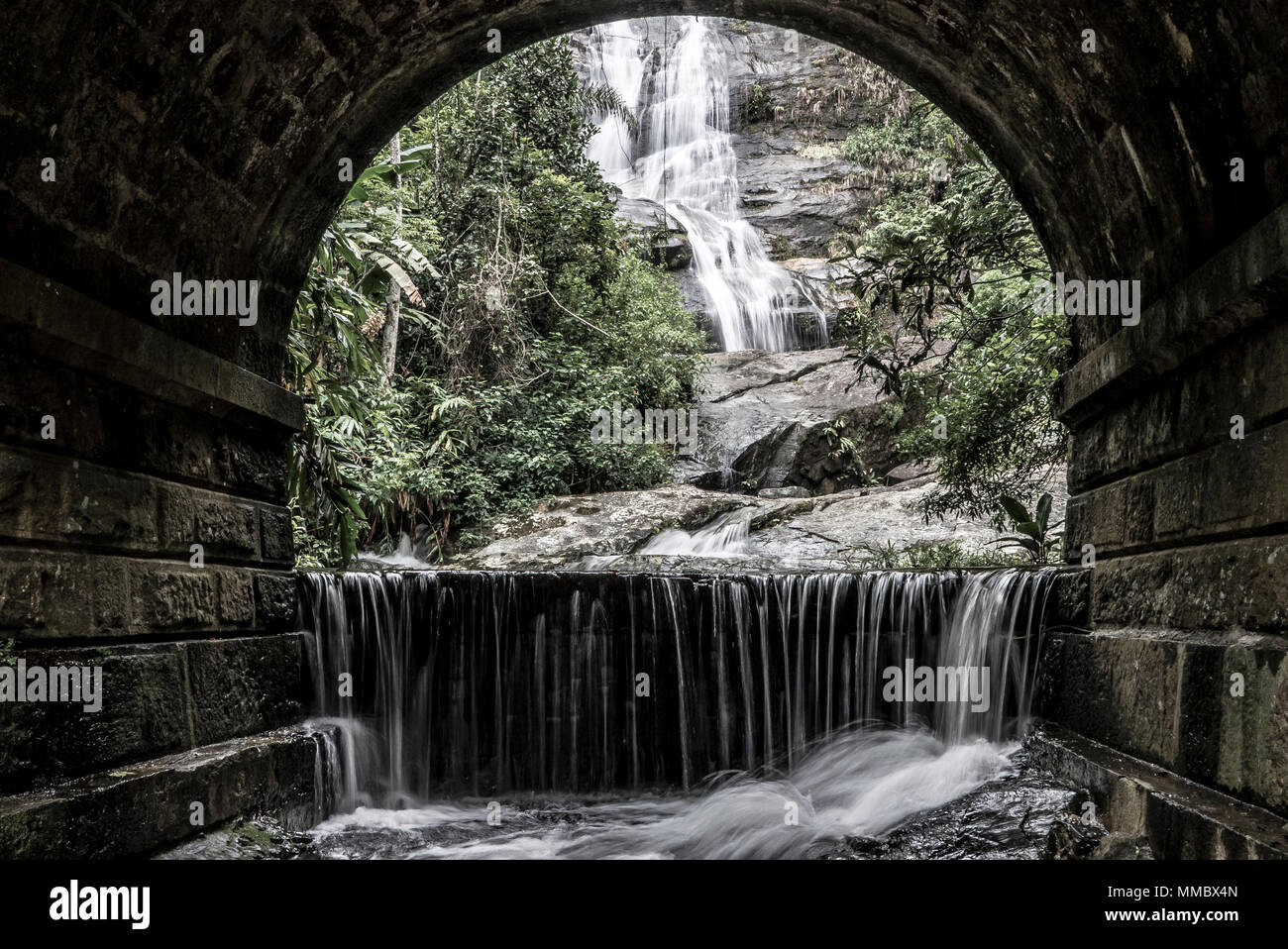 Rio De Janeiro Wasserfall in Tijuca Wald Stockfoto