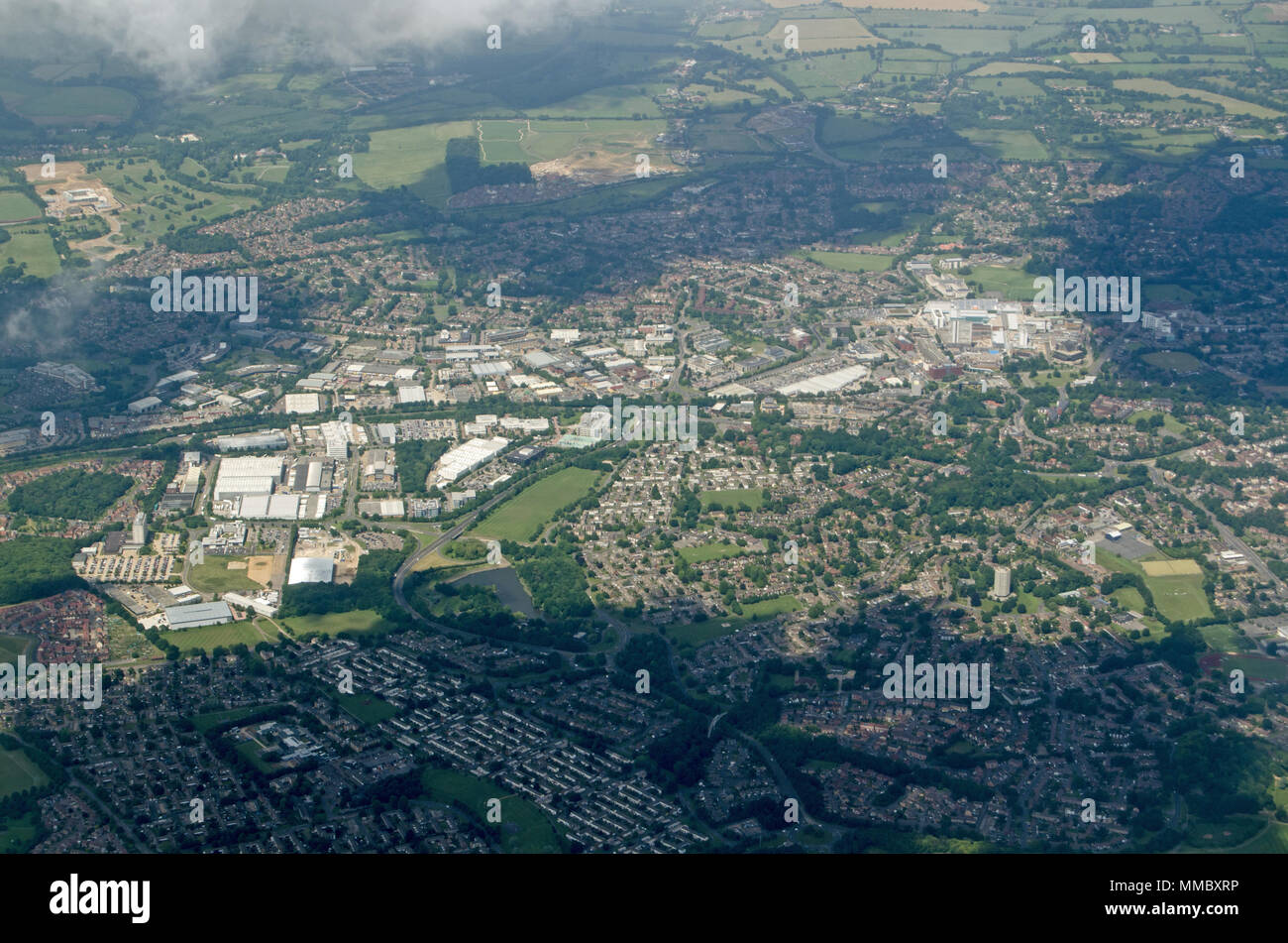 Luftaufnahme der Berkshire Town von Bracknell mit Bürogebäuden, Einkaufszentren und Wohnsiedlungen. Stockfoto