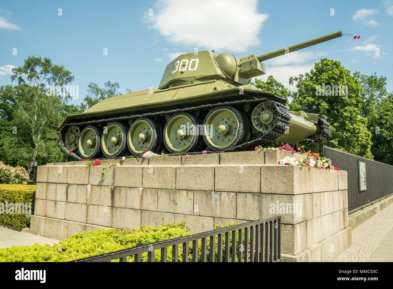 Kraftstofftank am Sowjetischen Ehrenmal im Tiergarten, Berlin, Deutschland Stockfoto