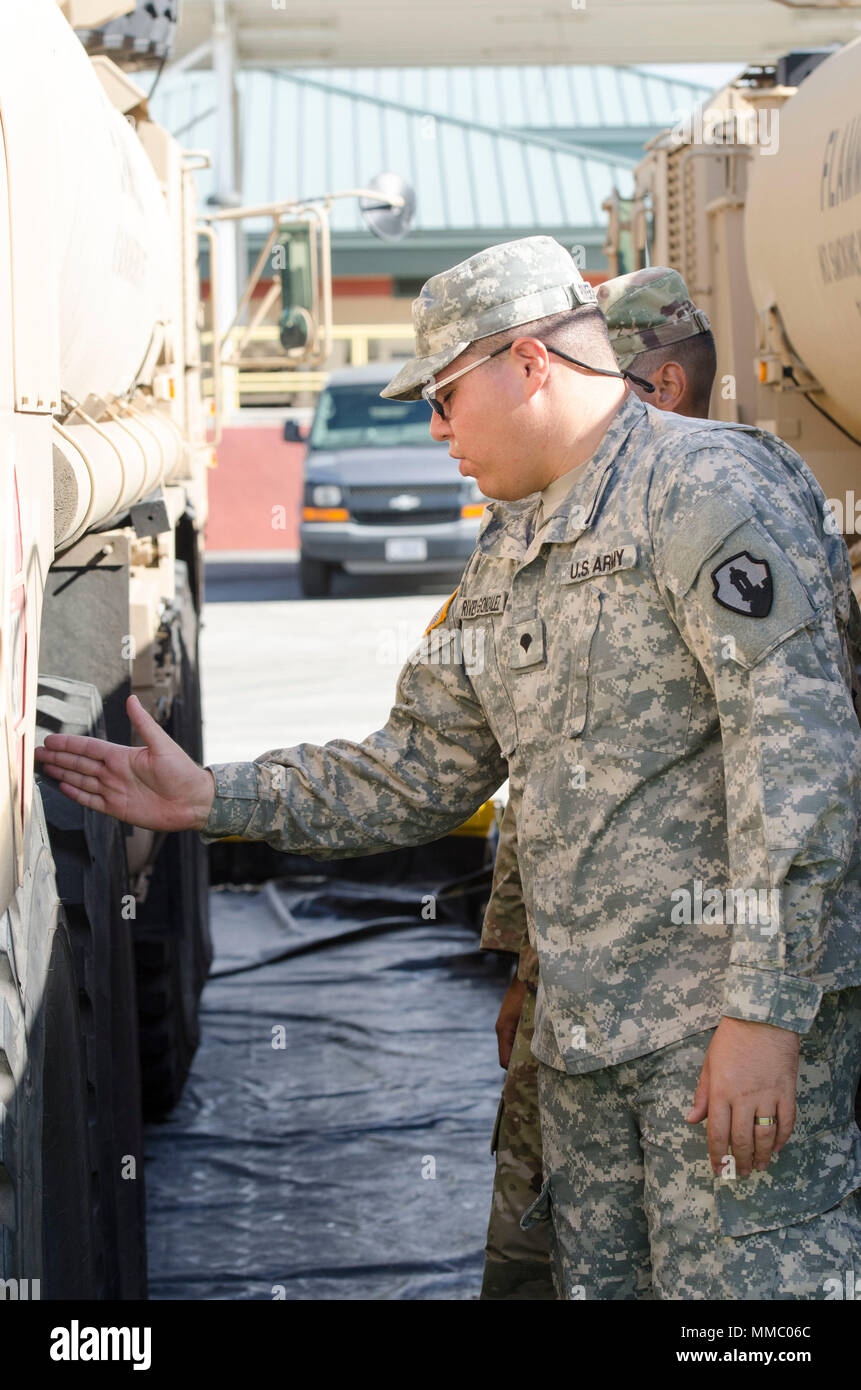 U.S. Army Reserve SPC. Kelvin Rivera Gonzalez, die Petroleumversorgung Spezialist, der 941St Quartermaster Firma zugewiesen, 346 Transport Bataillon, 166 Region Support Group, 1. Mission unterstützt den Befehl, aus Salinas, Puerto Rico, Bewertungen der vorbeugenden Instandhaltung überprüft und Dienstleistungen Prozess mit neu Armee finden Pvt zugeordnet. Kaleb, Gonzalez, auch ein petroleumversorgung Spezialist, der 941St QM zugeordnet, am Fort Buchanan, Puerto Rico, Oktober 5, 2017. Rivera hat Teil erfolgreich über 100-tausend Liter Dieselkraftstoff auf die Krankenhäuser und Kliniken. (U.S. Ar Stockfoto