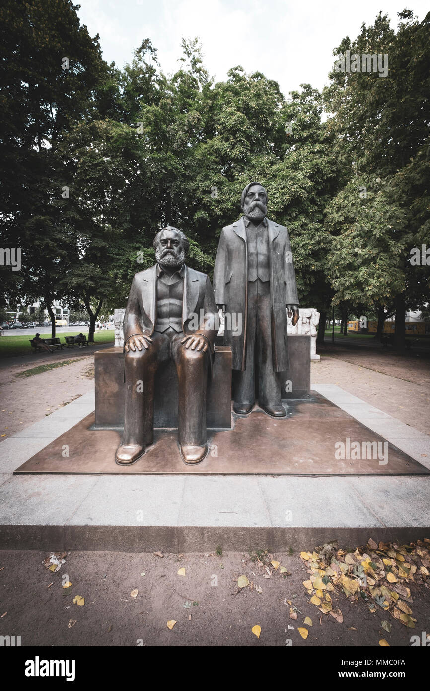 Bronzefiguren, Denkmal von Karl Marx und Friedrich Engels, Marx-Engels-Forum, Berlin, Deutschland, Europa Stockfoto