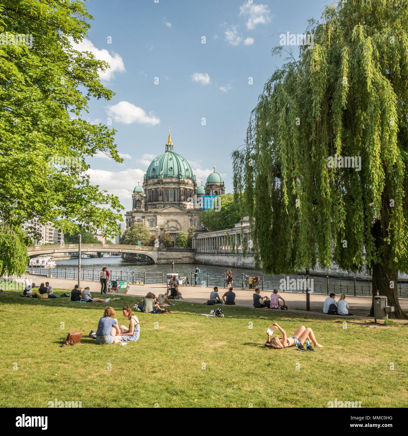 Menschen, die sich an der Spree mit dem Berliner Dom im Hintergrund entspannen, Berlin, Deutschland. Stockfoto