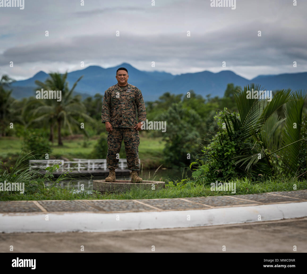 U.S. Navy HM1 Elmer Lacanilao, ein corpsman mit 3. Medizinischen Bataillon, 3. Marine Logistik Gruppe, und eine philippinische Eingeborener, der jetzt in den US-Streitkräften dienen, ist die Durchführung humanitärer Civic assistiance Aktivitäten zur Unterstützung der KAMANDAG in Casiguran, Aurora, Philippinen, Oktober 2017. "Ich bin in Caloocan City am 8. März 1980 geboren wurde. Mein Vater war ein Auftragnehmer in Guam und nach dort arbeiten für fünf oder sechs Jahre, in denen er die gerichtliche Überprüfung der Umtauschverhältnisse für uns nach Guam zu gehen. Das ist, wie wir als Bürger der Vereinigten Staaten leben in Guam gut war. Ich begann, die Grundschule und das Abitur. Nach ein paar Ja Stockfoto