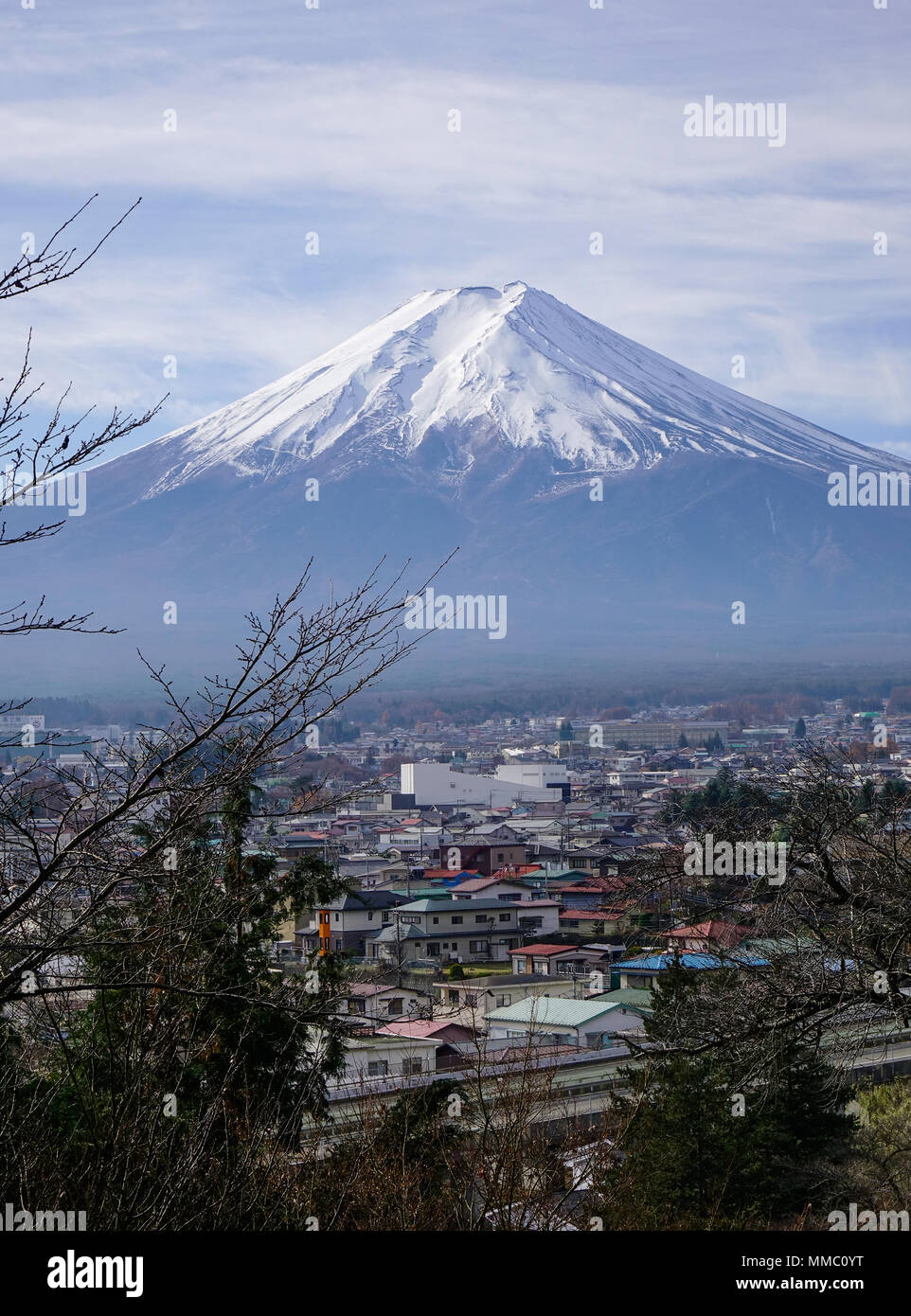 Mount Fuji mit einer Gemeinde an einem sonnigen Tag im Herbst. Stockfoto