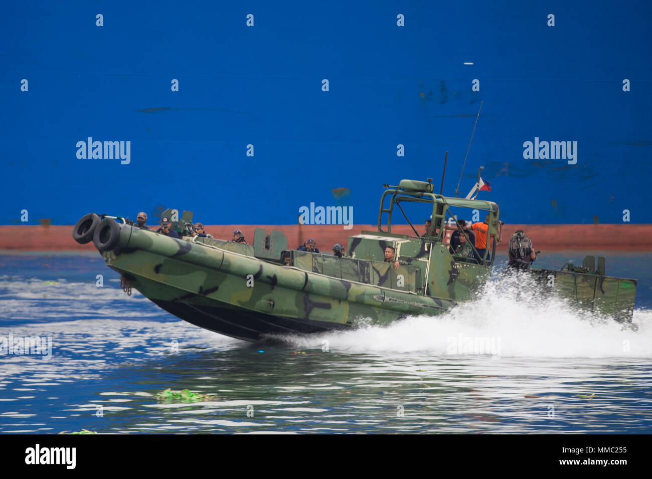 Streitkräfte der Philippinen service Mitglieder Praxis einsteigen, Suchen, und Beschlagnahme Operationen im Hafen von Manila, Oktober 9, 2017, während der Übung KAMANDAG. Bilaterale Übungen wie KAMANDAG erhöhen die Fähigkeit der Vereinigten Staaten und den Philippinen zu schnell reagieren und gemeinsam während der realen Welt terroristische oder humanitären Krisen, um die Mission zu erfüllen, die Unterstützung der lokalen Bevölkerung und menschliches Leid zu mindern. (U.S. Marine Corps Foto von Lance Cpl. Nathan Maysonet) Stockfoto