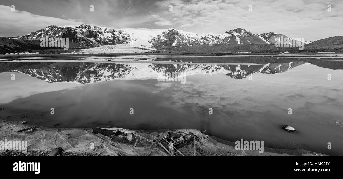 Reflexionen in einer der vielen Lagunen der Gletscher Vatnajökull Gletscher im Süden Islands Stockfoto