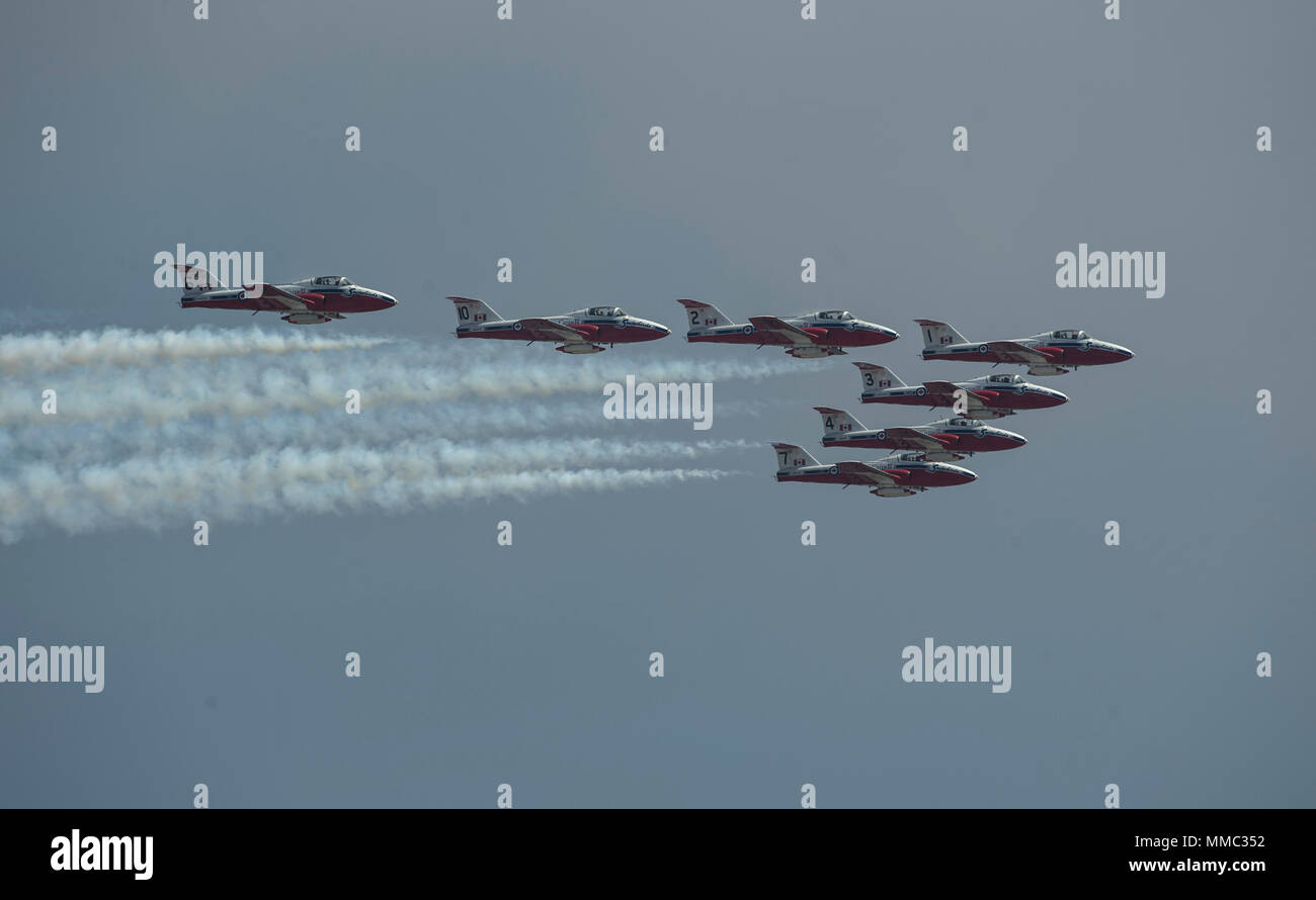 Die Royal Canadian Air Force Snowbirds fliegen in Formation während ihrer Leistung an der Antenne 2017 Breitling Huntington Beach Air Show in Huntington Beach, Calif., Okt. 1, 2017. 2017 Breitling Huntington Beach Air Show bestand aus Leistungen aus einer Vielzahl von Antenne demonstration Teams fliegen moderne Flugzeuge und vintage Kampfflugzeuge, die Huntington Beach Bürger und Mitglieder der Gemeinschaft das Fortschreiten der Luftfahrt der Geschichte unserer Nation zu sehen. (U.S. Air Force Foto/Flieger 1. Klasse Alexander Koch) Stockfoto
