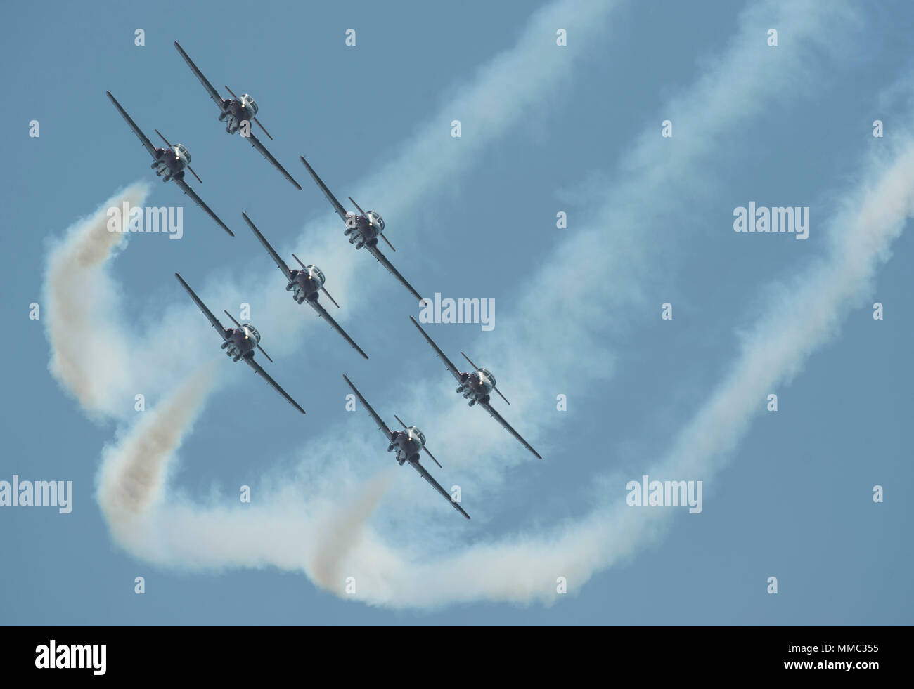 Die Royal Canadian Air Force Snowbirds fliegen in Formation an der 2017 Breitling Huntington Beach Air Show in Huntington Beach, Calif., Sept. 30, 2017. 2017 Breitling Huntington Beach Air Show bestand aus Leistungen aus einer Vielzahl von Antenne demonstration Teams fliegen moderne Flugzeuge und vintage Kampfflugzeuge, die Huntington Beach Bürger und Mitglieder der Gemeinschaft das Fortschreiten der Luftfahrt der Geschichte unserer Nation zu sehen. (U.S. Air Force Foto/Flieger 1. Klasse Alexander Koch) Stockfoto
