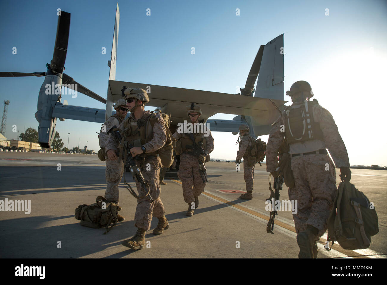 Us-Marines und Matrosen mit speziellen Zweck Marine Air-Ground Task Force-Crisis Response-Africa, Verkehr ein nicht-ambulanten Unfall in einem MV-22 Osprey C während einer Übung in Morón, Spanien, Oktober 9, 2017. SPMAGTF-CR-AF bereitgestellten begrenzten Krise zu leiten - Reaktion und Theater - Sicherheit in Europa und Nordafrika. (U.S. Marine Corps Foto von Sgt. Norasingh Takoune H.) Stockfoto